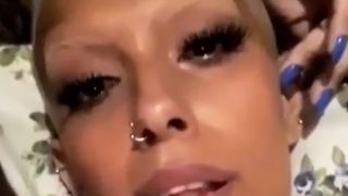 Глазастая тёлка любит развлекаться и наслаждаться трахом